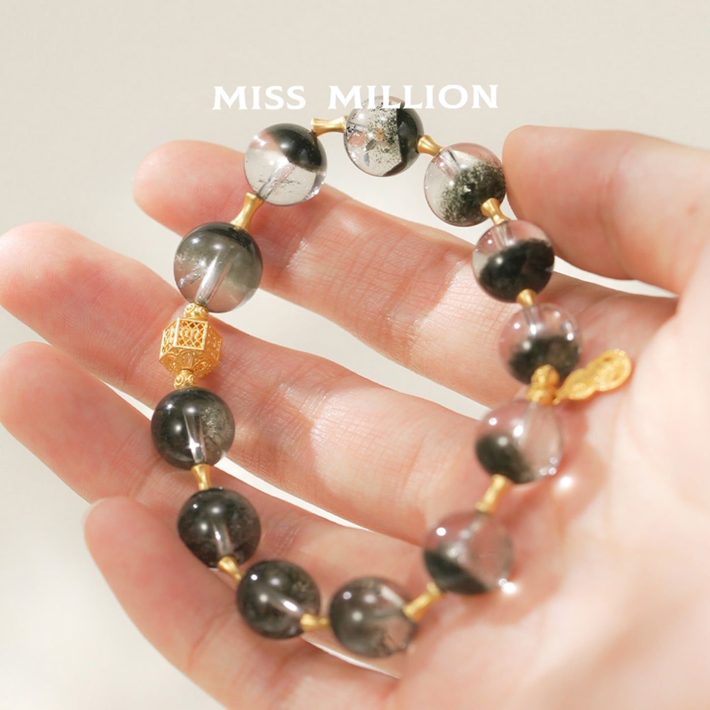 Green Phantom Quartz has the function of attracting positive wealth and accumulating fortune